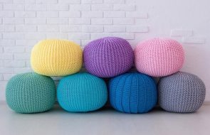 вязаные пуфы разных цветов