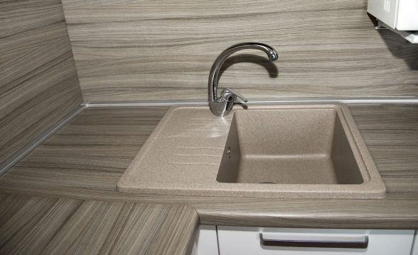 Столешница из искусственного камня и алюминиевый плинтус в цвет фурнитуры