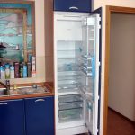 Обычный холодильник в шкафу