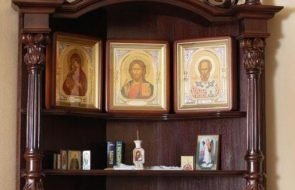 Красивая полка для икон в три яруса