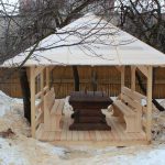 Крепкий деревянный стол для беседки