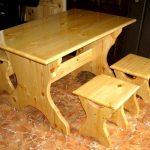 Лакированный столик с табуретками