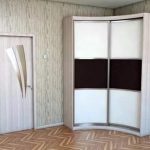 Небольшой угловой шкаф