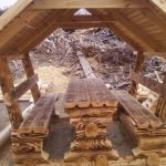 Стол и лавки из бревен для беседки