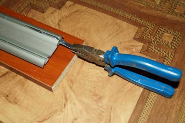 Для установки стопора потребуется снять двери
