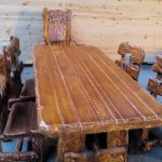 Красивый массивный деревянный стол со стульями из дерева