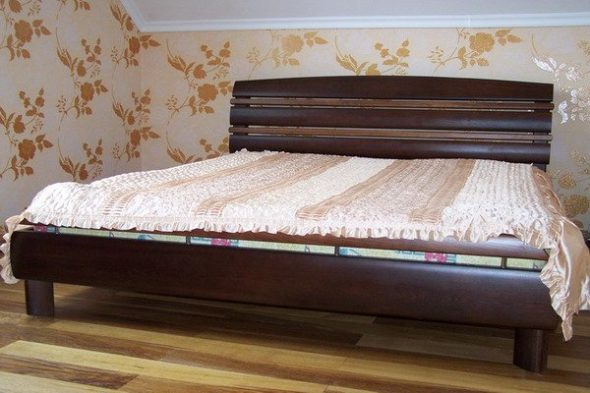 Деревянная кровать