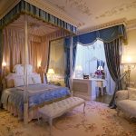 Классическая роскошная спальня с балдахином над кроватью
