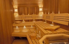Скамейки в бане в два яруса ручной работы