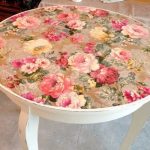 Белый круглый стол, украшенный в технике декупаж