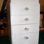 Белый самодельный комод из картона