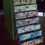 Картонный комод с разноцветными ящичками