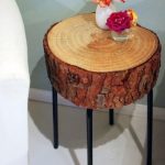 Мини-столик круглой формы из спила на металлических ножках