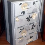 Простой комод из картона, обклеенный обоями