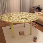 Самодельный стол из фанеры, украшенный фото