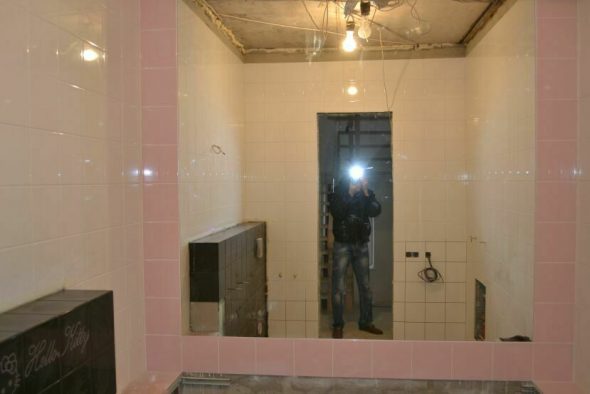 Установка зеркала в ванной