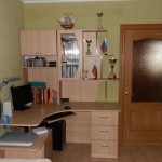 Угловая полка-стеллаж над компьютерным столом
