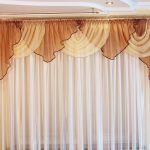 Белая гардина и двухслойный ламбрекен для гостиной