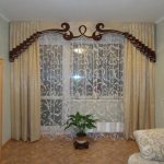 Комбинированный бежевый ламбрекен с коричневыми завитками