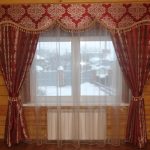 Красный ламбрекен с выбитым рисунком и бахромой