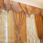 Ламбрекен с кисточками смотрится красиво и необычно