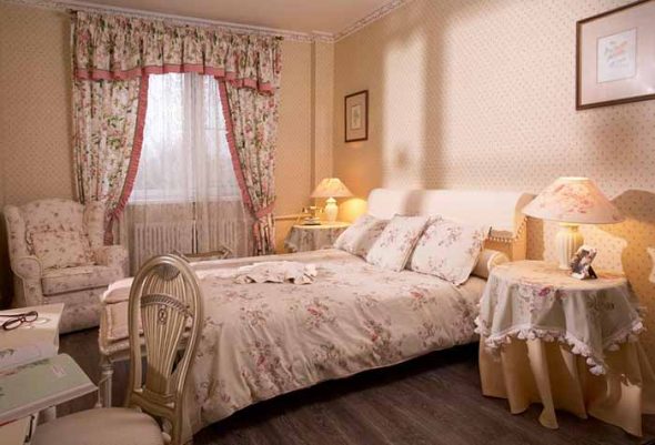 Нежный ламбрекен для спальни