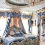 Синие портьеры и ламбрекены с кисточками для спальни