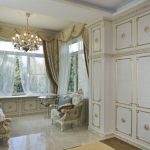 Светлые ламбрекены для больших окон в нише