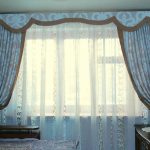Узорчатый жесткий ламбрекен с коричневой окантовкой