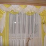 Желто-белый ламбрекен волнами из воздушной ткани