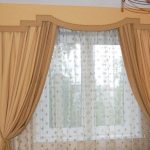 Жесткий потолочный ламбрекен в песочном цвете