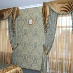 Золотистый ламбрекен, украшенный каймой