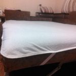 Микрофибровые водонепроницаемые наматрасники легче отстирываются и быстрее сохнут