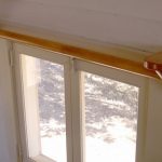 Деревянный карниз с лакированной поверхностью