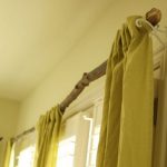 Шторы на самодельном карнизе из ветки
