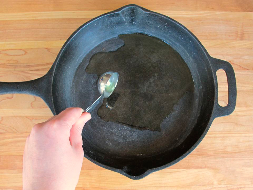 обработка сковороды маслом