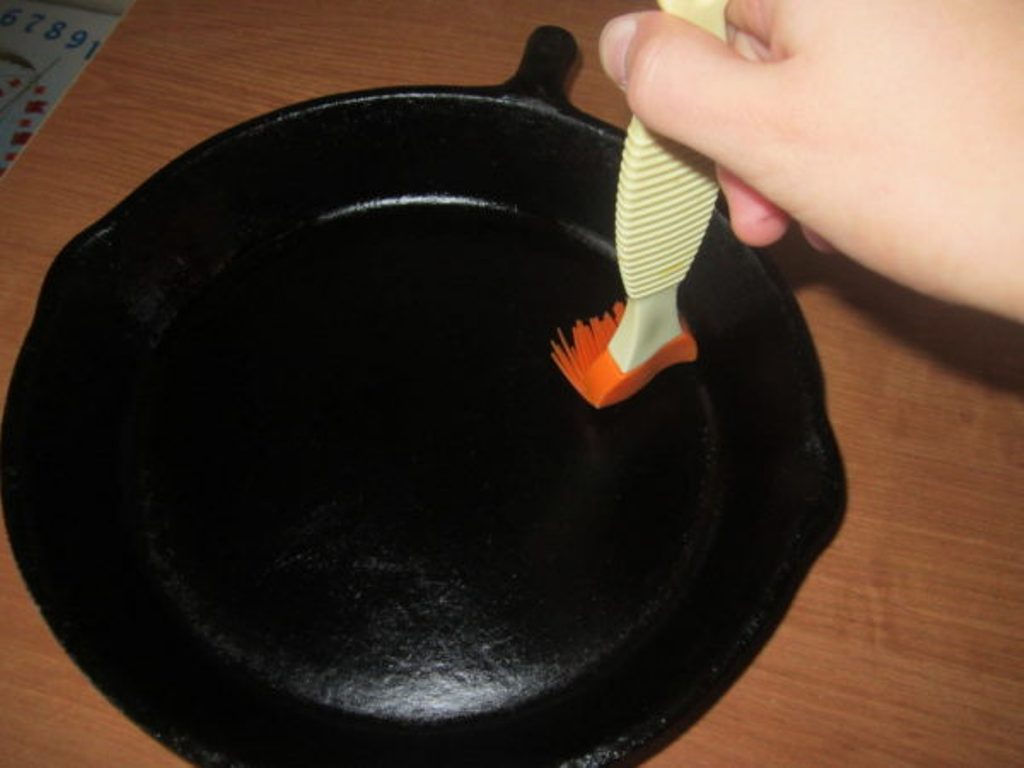 прокаливание сковороды с маслом